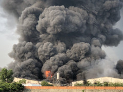 Công ty sản xuất đèn cầy cháy dữ dội, khói đen cuồn cuộn bốc cao hàng chục mét