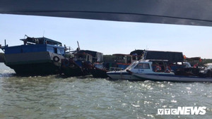 Trục vớt tàu hút bùn bị chìm ở TP.HCM để tìm thuyền trưởng mất tích