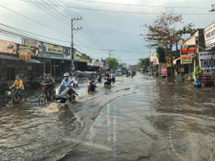 Bình Dương: Mưa đầu mùa biến đường thành sông, nhiều người bì bõm lội nước về nhà