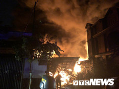 Cháy lớn tại kho chứa dầu ở ven TP.HCM, hàng trăm cảnh sát căng mình dập lửa trong đêm tối