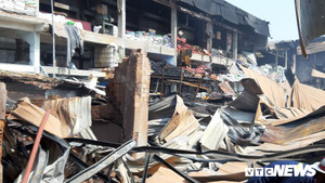 Xưởng đóng gói rau, củ quả ở TP.HCM cháy rụi, đổ sập