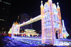 Người dân ùn ùn kéo đến tham dự Lễ hội ánh sáng lần đầu xuất hiện tại TP.HCM