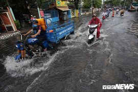 Ảnh: Mưa trắng trời, dân TP.HCM bì bõm lội nước về nhà