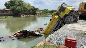 Xe ben không người lái lùi xuống sông Đồng Nai đâm chìm ghe