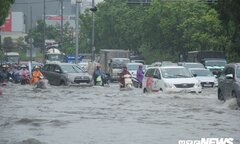 Mưa trắng trời, nhiều con đường ở TP.HCM lại biến thành sông