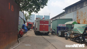 Kho xưởng chứa giường nệm y tế ở TP.HCM bị bà hỏa thiêu rụi