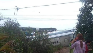 Lật xe khách chở công nhân, 10 người bị thương ở Long An