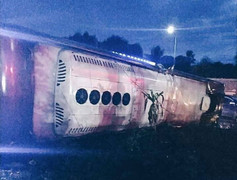 Lật xe khách ở Đồng Nai, 2 người chết, 17 người bị thương