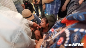 Người thân bủn rủn ngã quỵ khi nhận thi thể nạn nhân vụ thảm sát ở Bình Dương