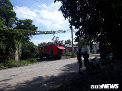 Xưởng phế liệu rộng hàng trăm m2 cháy dữ dội ở TP.HCM