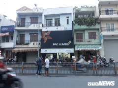 Nghi án thanh niên cầm vật giống súng xông vào ngân hàng ở TP.HCM rồi tháo chạy