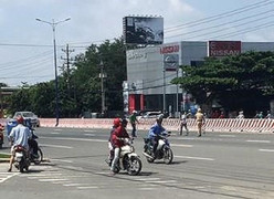 CSGT khống chế thanh niên cầm dao đe dọa người dân ở Bình Dương