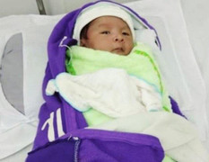 Bé trai bị bỏ rơi tại công viên ở Đồng Nai với lời nhắn 'Con anh đó anh Hưng'