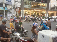 Hỗn chiến kinh hoàng, một người bị chém đứt lìa tay ở TP.HCM