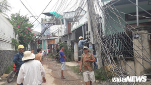 Xe tải kéo đổ 4 cột điện ở Bình Dương, hàng trăm hộ dân bị cắt điện