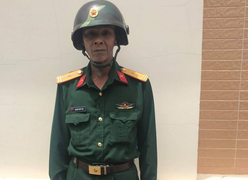 Thiếu tá quân đội “dỏm” lừa tiền bị dân bắt giao công an ở Long An