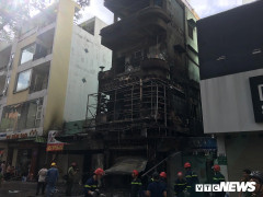 Người phụ nữ mang thai kêu cứu trên sân thượng ngôi nhà bốc cháy ở TP.HCM