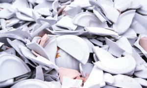 Kiểu đón năm mới kỳ dị: Đập bát đĩa, ném đồ qua cửa sổ