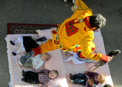 Các lễ hội nguy hiểm nhất thế giới: Thót tim xem 'ma quỷ' nhảy qua trẻ sơ sinh