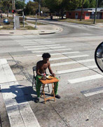 Chiếm đường làm chỗ ăn sáng, thanh niên Mỹ bị cảnh sát bắt giam