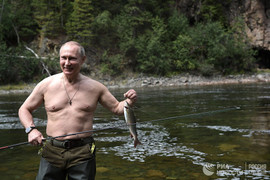 Ảnh: Tổng thống Putin mình trần săn cá ở Siberia