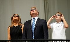 Ảnh: Gia đình ông Trump và hàng triệu người Mỹ xem nhật thực toàn phần