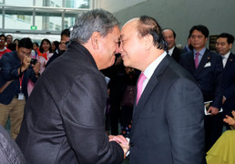 Thủ tướng tham gia nghi thức chào cọ mũi của người Maori ở New Zealand