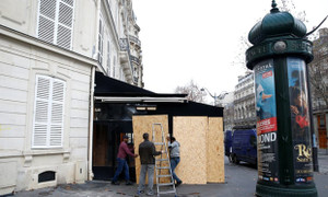 Đường phố được dọn dẹp, cửa hàng mở cửa trở lại ở Thủ đô Paris, Pháp