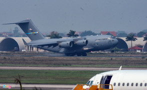 'Ngựa thồ' C-17 của Không quân Mỹ hạ cánh tại Nội Bài