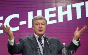 Tổng thống Ukraine sử dụng hình ảnh ông Putin để tranh cử, Nga đáp trả sâu cay