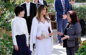 Chồng bàn đại sự, các đệ nhất phu nhân nguyên thủ G-20 thảnh thơi cho cá ăn