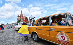 Chiêm ngưỡng 120 chiếc xe cổ 'đọ dáng' trên Quảng trường Đỏ ở Matxcơva