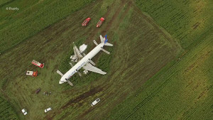 Máy bay Nga hạ cánh giữa đồng: Thủ tướng Medvedev chỉ đạo khen thưởng phi hành đoàn