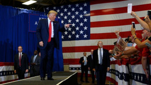 Ông Trump: Tôi sẵn sàng đội mưa để chứng minh tóc mình là thật