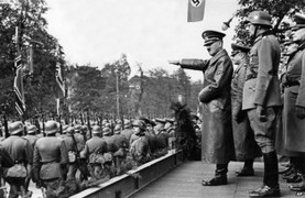 Hitler theo dõi lễ duyệt binh huyền thoại năm 1941 ra sao?