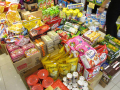 Thực phẩm xách tay tràn ngập thị trường: Lo hơn mừng