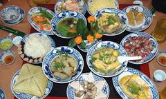 Bữa ăn ngày Tết thừa thịt, thiếu rau, nhiều đồ ngọt: Dễ mắc thêm bệnh