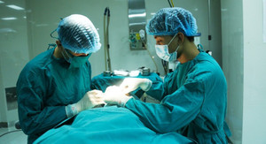 Bệnh nhi dị tật bẩm sinh, tắc tá tràng hiếm gặp được cứu sống