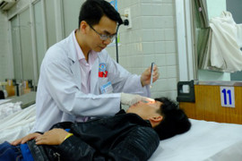 Bị pháo tự chế văng vào mắt, ông bố đón Giao thừa trong bệnh viện