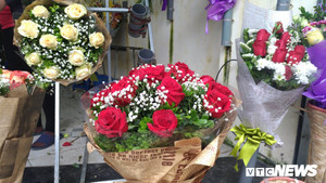 Thị trường quà tặng ngày 8/3: Giá hoa hồng tăng 'chóng mặt'