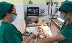 Xót lòng bé gái vừa chào đời ruột lòi ra ngoài ổ bụng