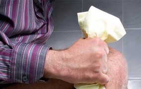 Sai lầm nghiêm trọng khi đi vệ sinh nhiều người mắc phải