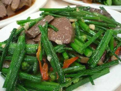 Rau hẹ: Thuốc quý giúp nam giới cải thiện chuyện chăn gối