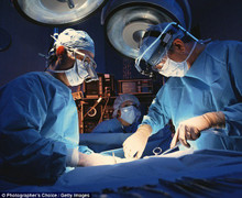 Quá cuồng nhiệt với vợ, chồng bị gãy 'của quý'