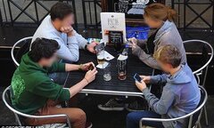 Bố mẹ đang hại con mình bởi cho chơi smartphone quá sớm
