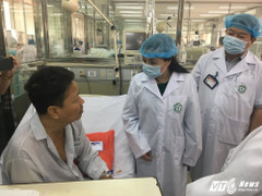 Sốc phản vệ ở Hòa Bình: Bệnh nhân chạy thận 'chia sẻ nỗi niềm' với Bộ trưởng Bộ Y tế