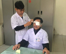 Bị 'đấm' vỡ cả kính, xước giác mạc, dập xương sống mũi, bác sĩ vẫn tập trung cấp cứu bệnh nhân
