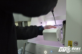 Xem bác sĩ tỉ mỉ điều chỉnh 'may đo cho răng' bằng công nghệ nha khoa hiện đại nhất thế giới