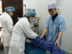 Nuốt móc chìa khóa, bé trai 4 tuổi phải nhập viện nguy kịch