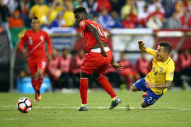 Cầu thủ Peru đấm bóng vào lưới, Brazil uất hận rời Copa America